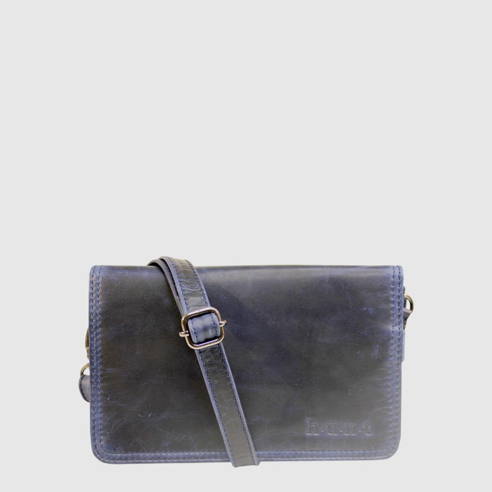 Compact flap handbag with integrated card holders – H.U.N.T